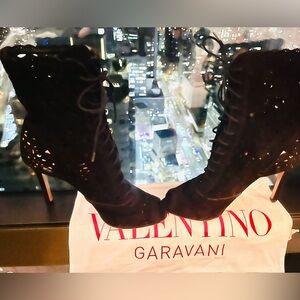 Valentino size 39 Brand New Lattice cut bootie in Black suede